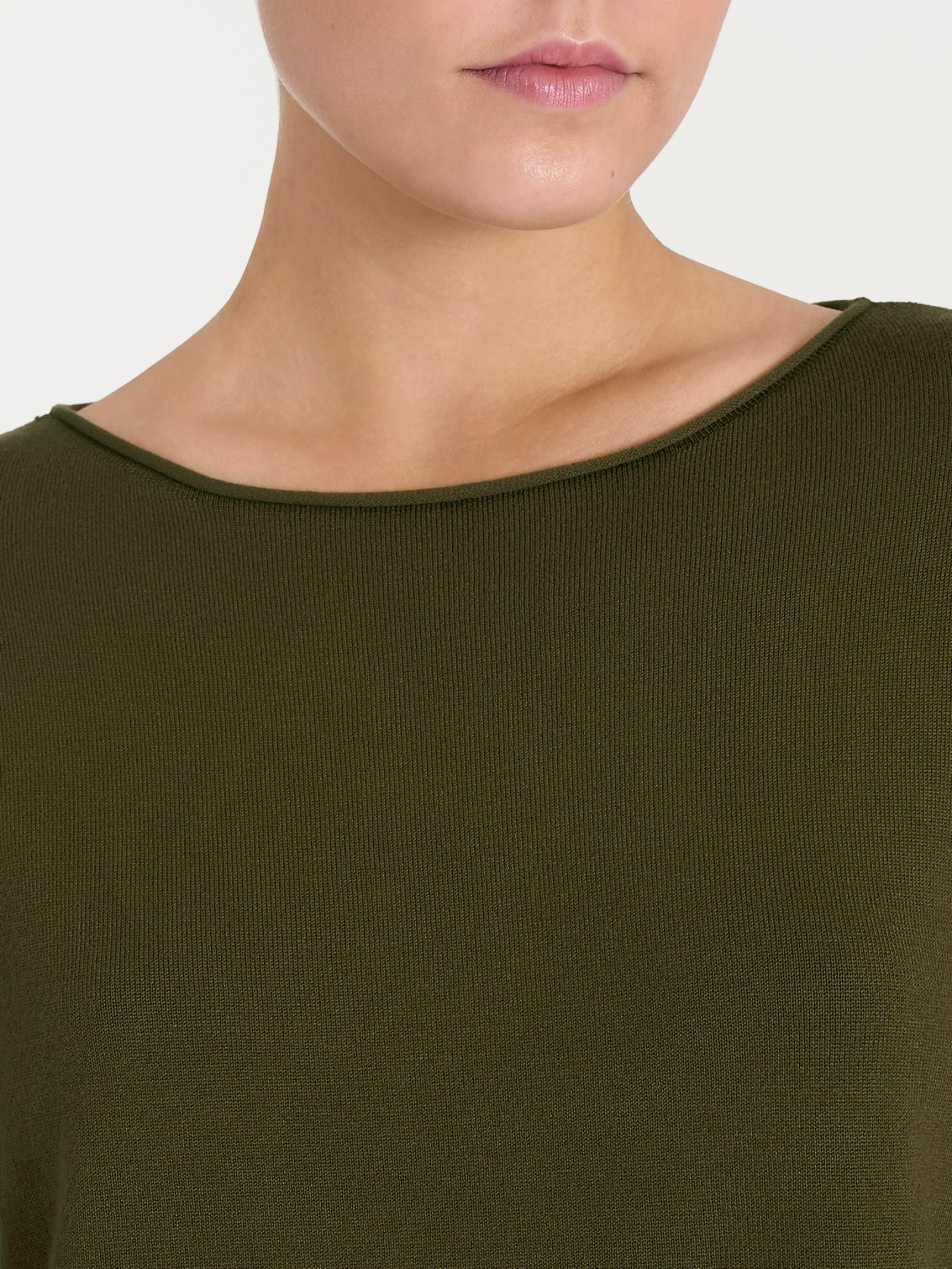 Maglia asimmetrica con scollo a barchetta Four Seasons - Dark Olive - Image 3