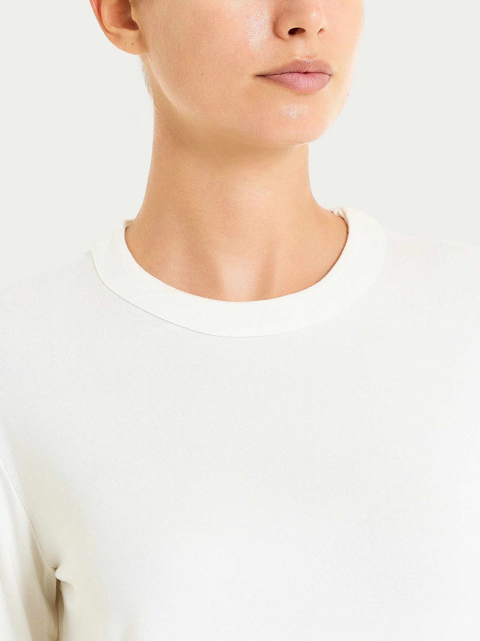 Maglietta a girocollo chiuso in Eco Viscosa - Avorio - Image 3