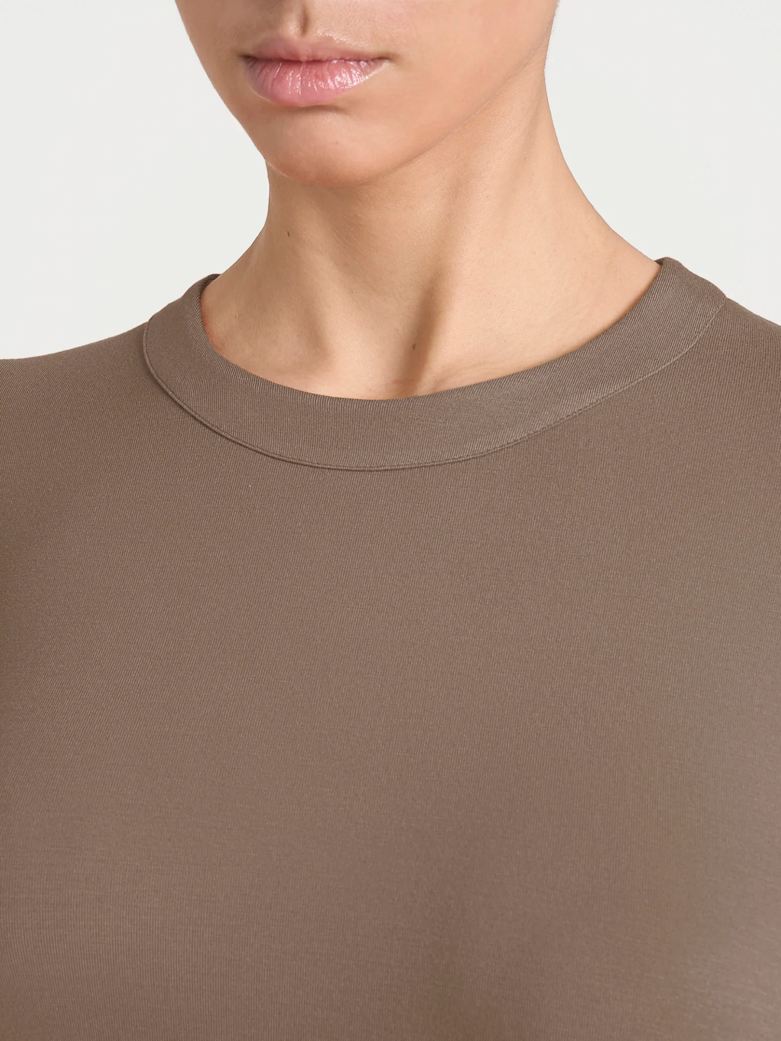 Maglietta a girocollo chiuso in Eco Viscosa - Pine Bark - Image 3