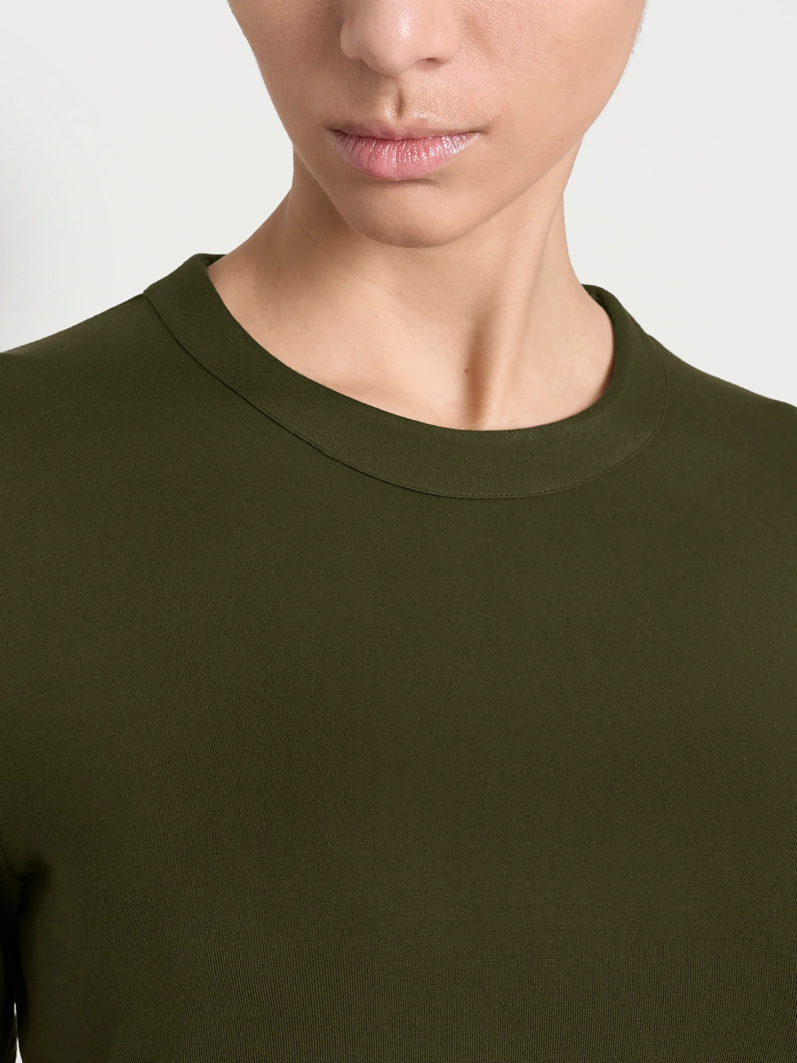 Maglietta a girocollo chiuso in Eco Viscosa - Dark Olive - Image 3