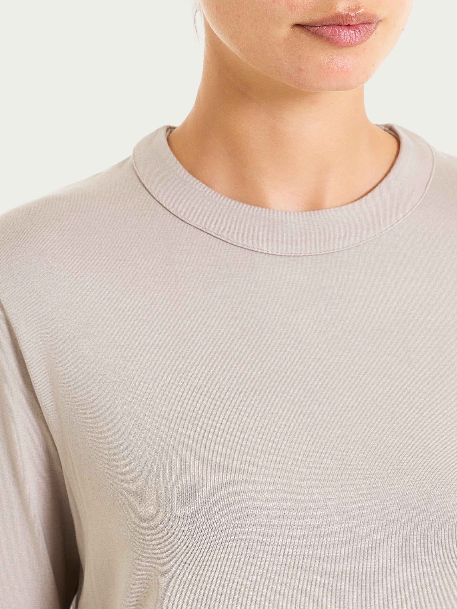 Maglietta a girocollo chiuso in Eco Viscosa - String - Image 3