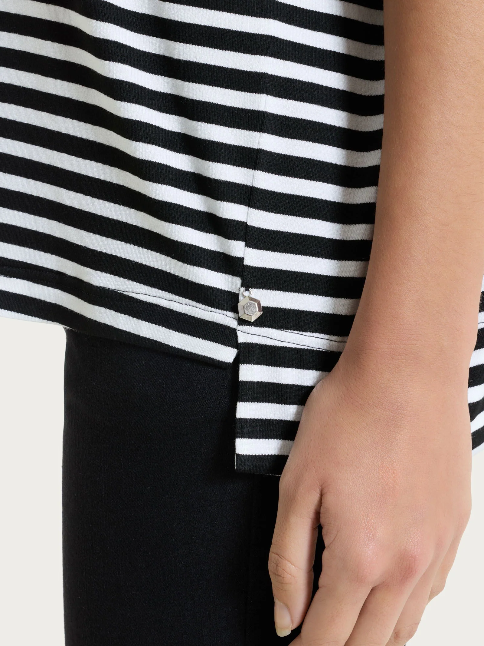 Maglietta boxy a righe in Viscosa Summer - Fant. Nero riga pari - Image 3