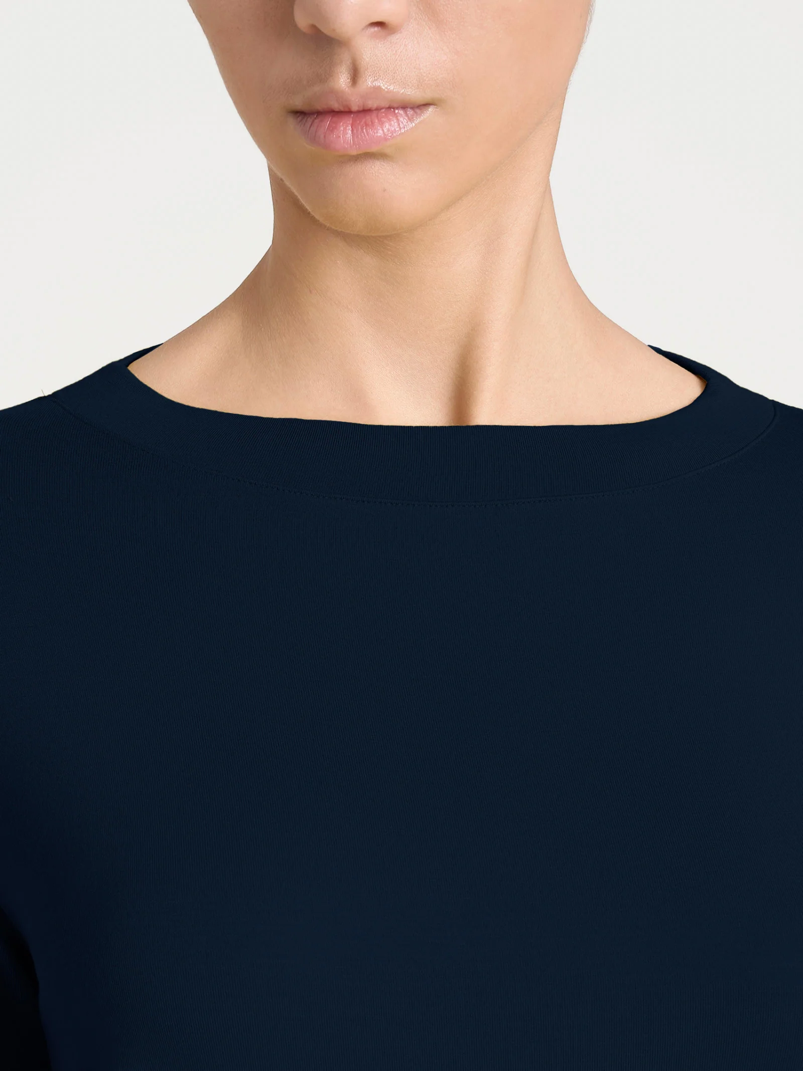 Maglietta con collo a barchetta in Eco Viscosa - Bleu - Image 3