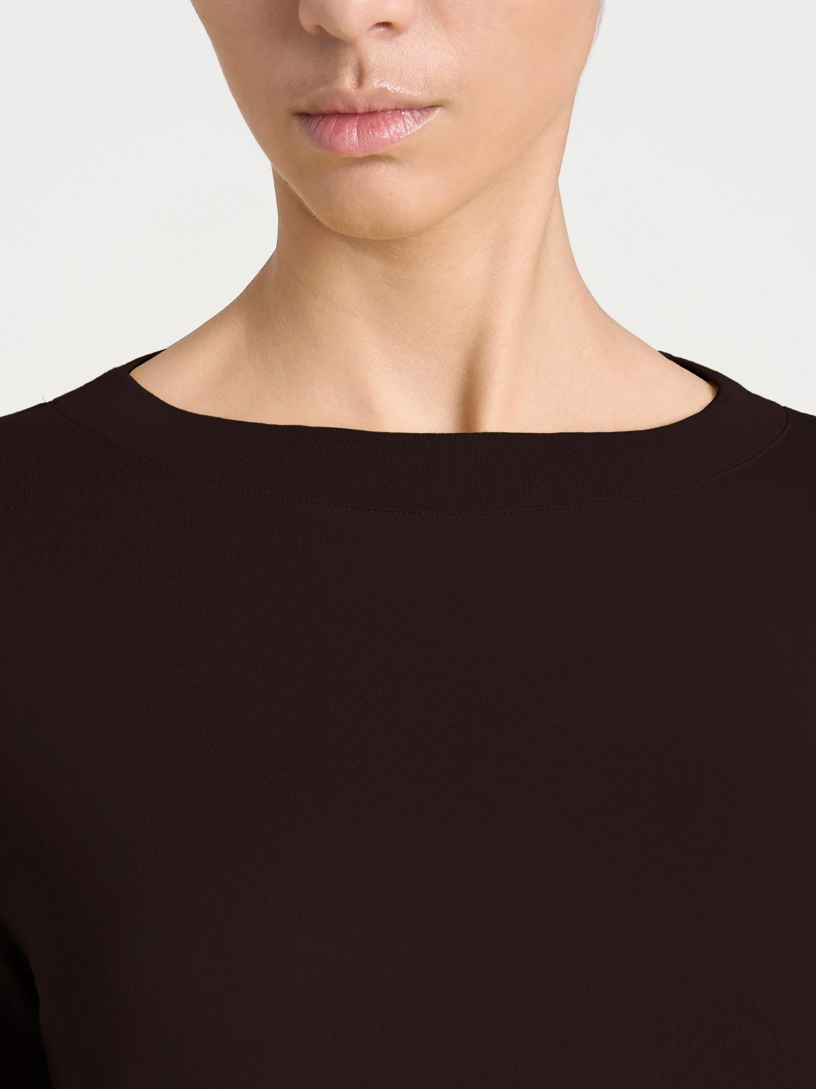 Maglietta con collo a barchetta in Eco Viscosa - Chocolate Torte - Image 3