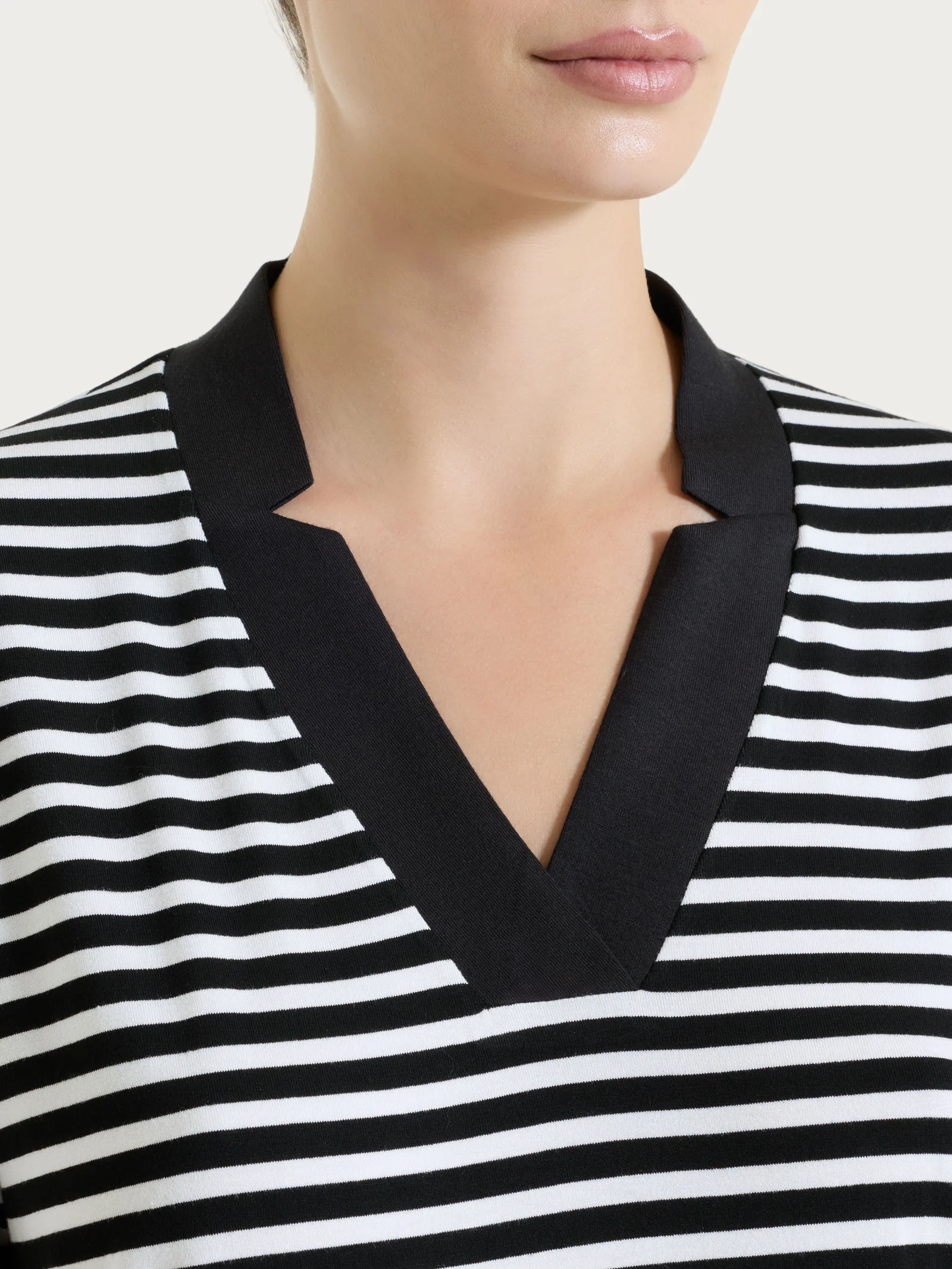 Maglietta con scollo a V a righe in Viscosa Summer - Fant. Nero riga pari - Image 4