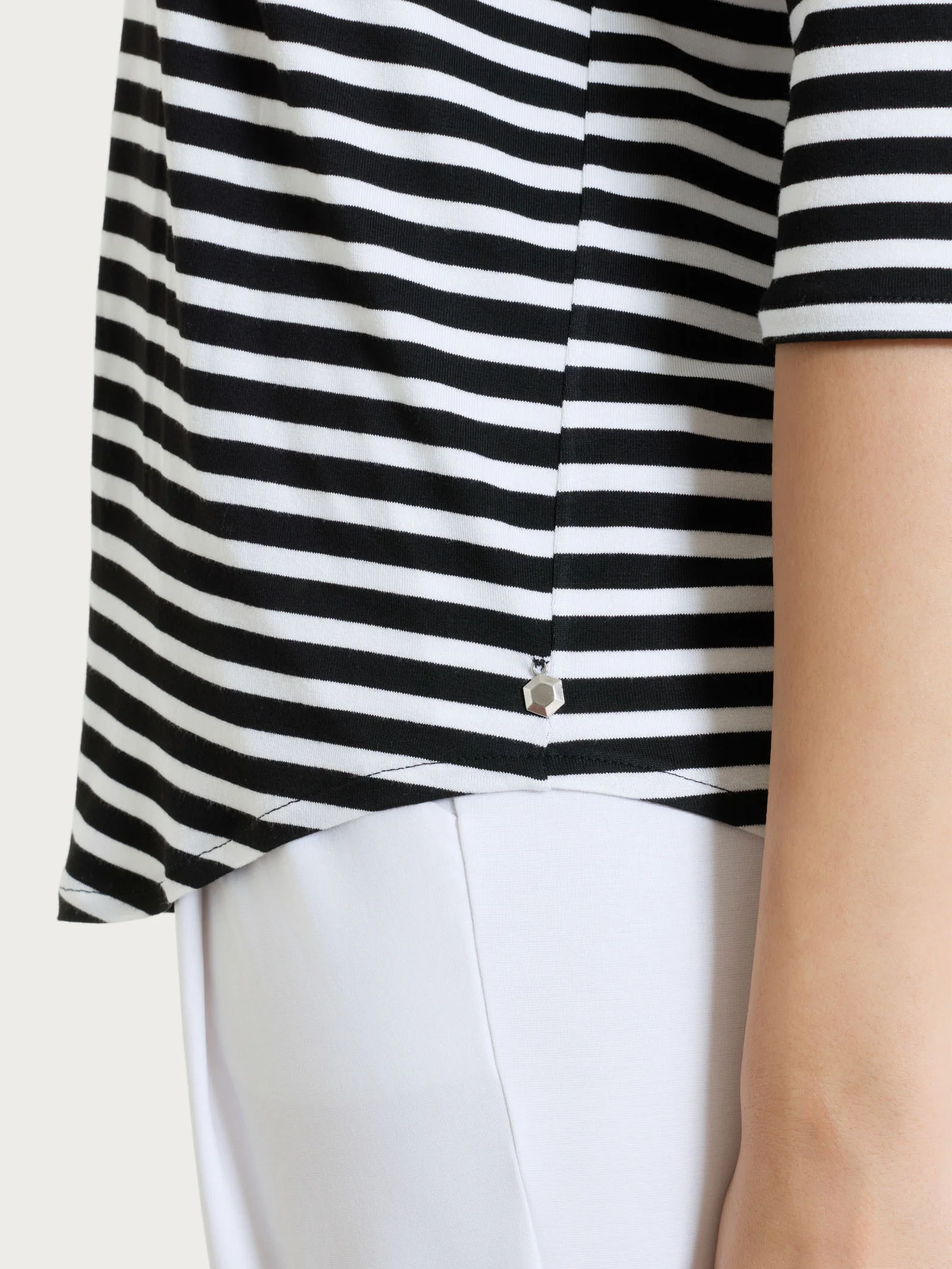 Maglietta con scollo a V a righe in Viscosa Summer - Fant. Nero riga pari - Image 6