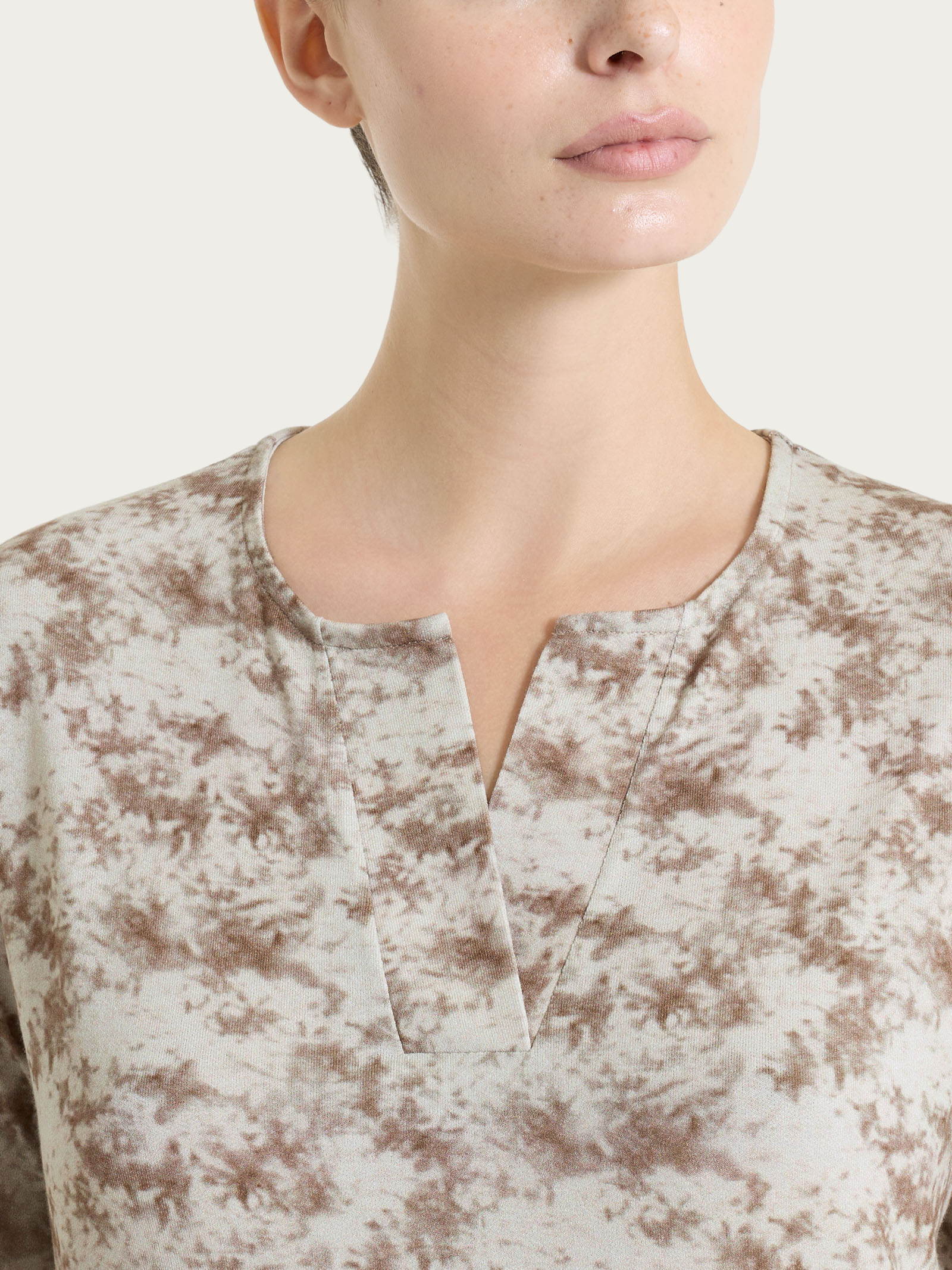 Maglietta con scollo a V e fantasia sfumata in jersey di viscosa crêpe - Fant. Dark Olive - Image 3