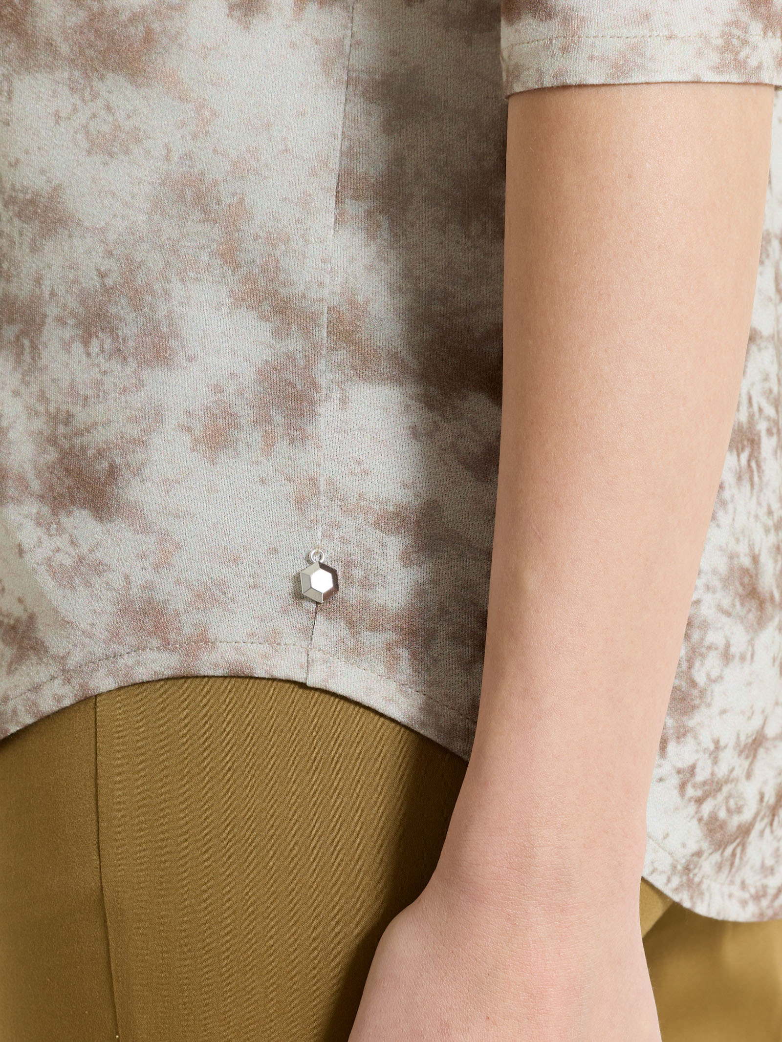 Maglietta con scollo a V e fantasia sfumata in jersey di viscosa crêpe - Fant. Dark Olive - Image 4