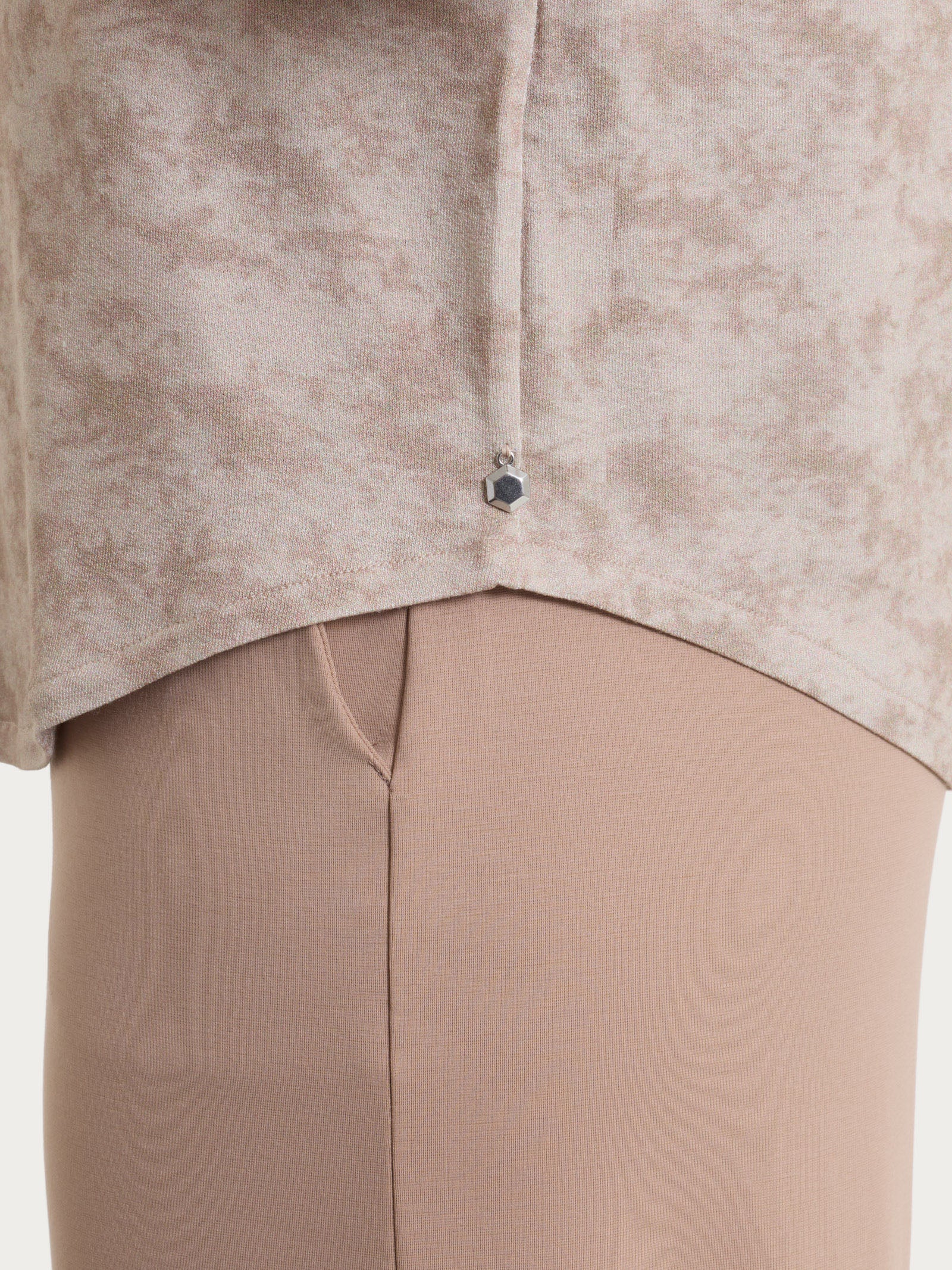 Maglietta con scollo a V e fantasia sfumata in jersey di viscosa crêpe - Fant. Plaza Taupe - Image 3