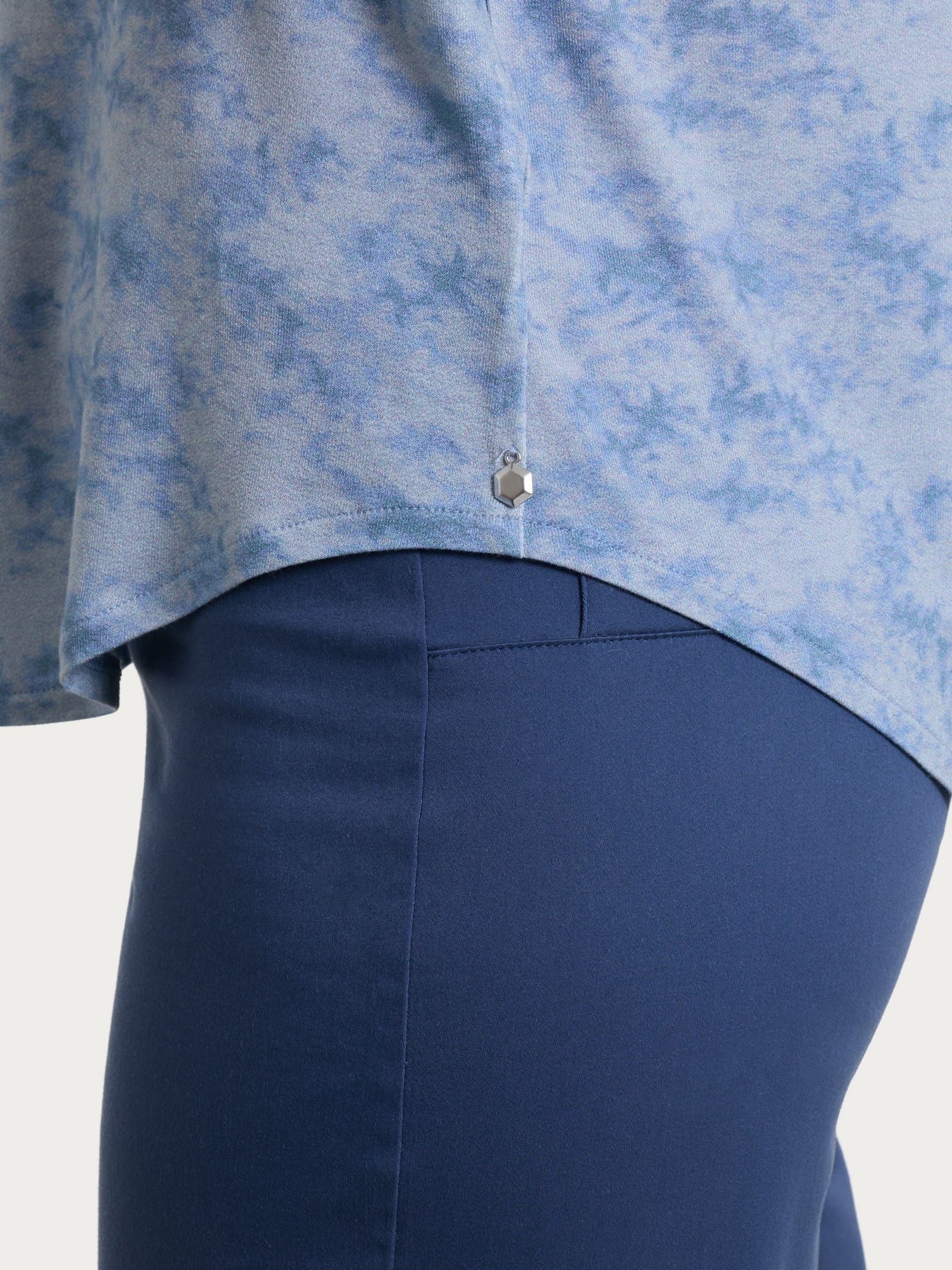 Maglietta con scollo a V e fantasia sfumata in jersey di viscosa crêpe - Fant. Dusty Blue - Image 3