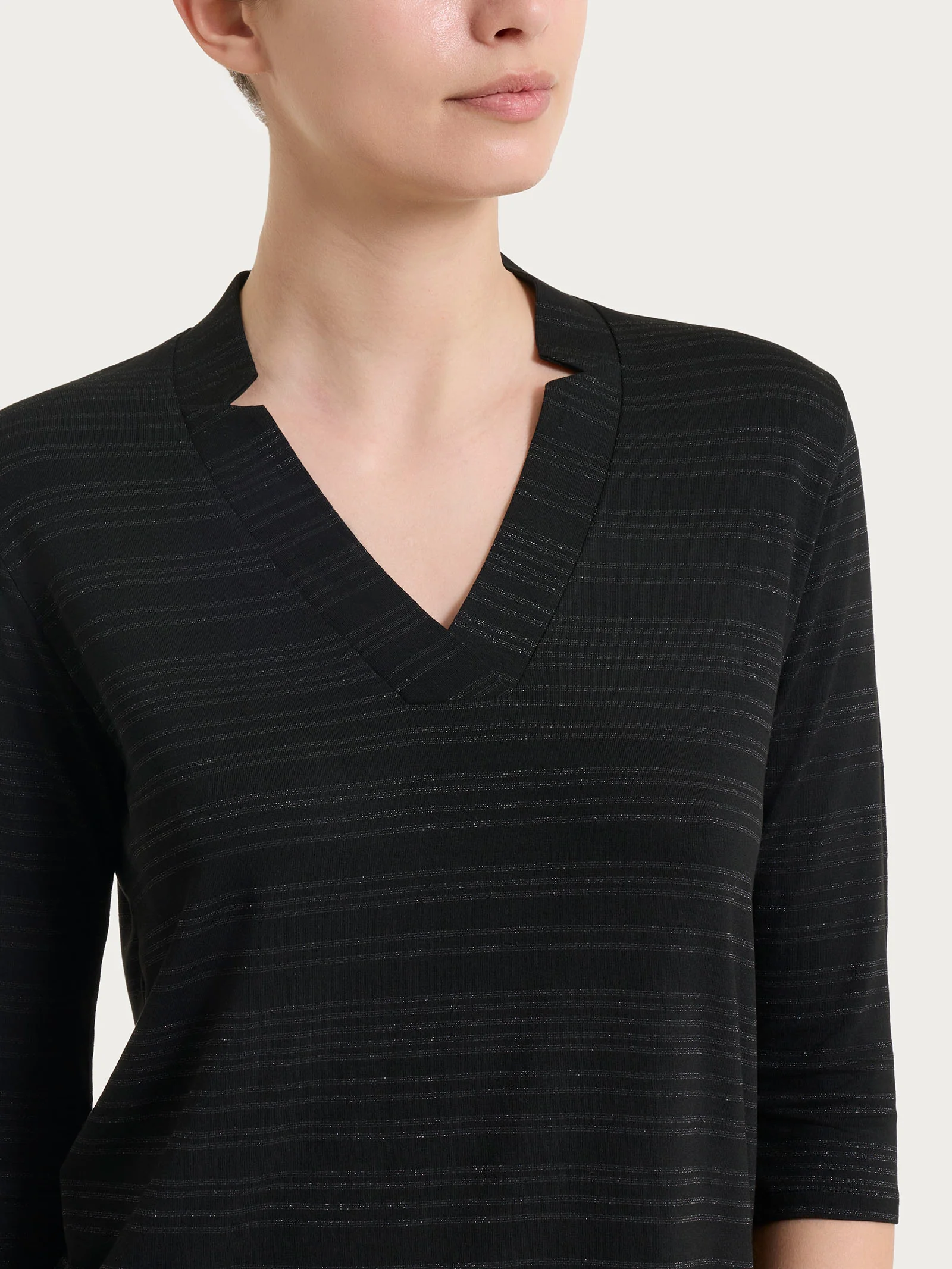 Maglietta con scollo a V e righe orizzontali alternate in Viscosa Summer - Fant.Black - Image 4