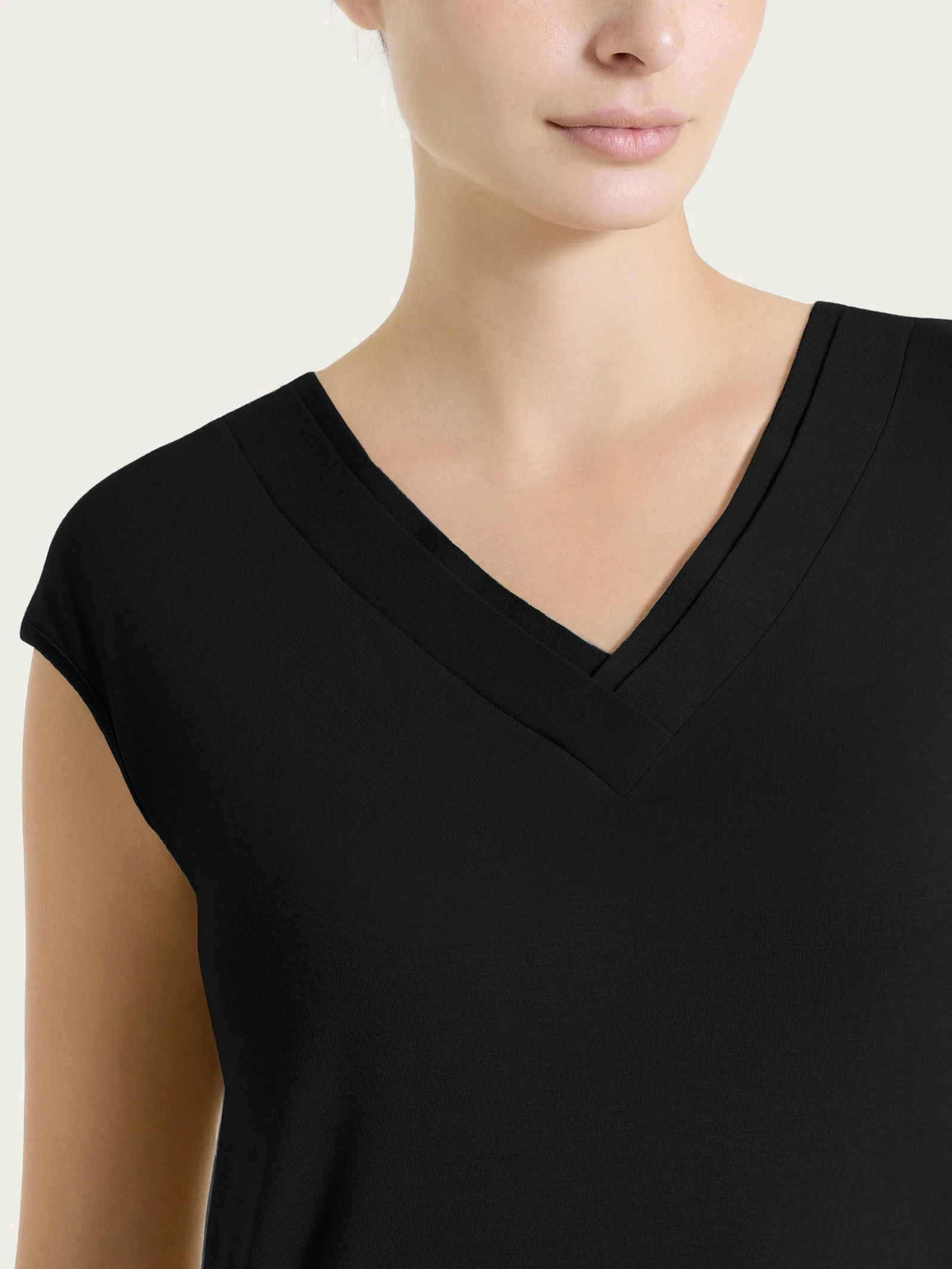 Maglietta con scollo a V incrociato in Viscosa Summer - Nero - Image 3