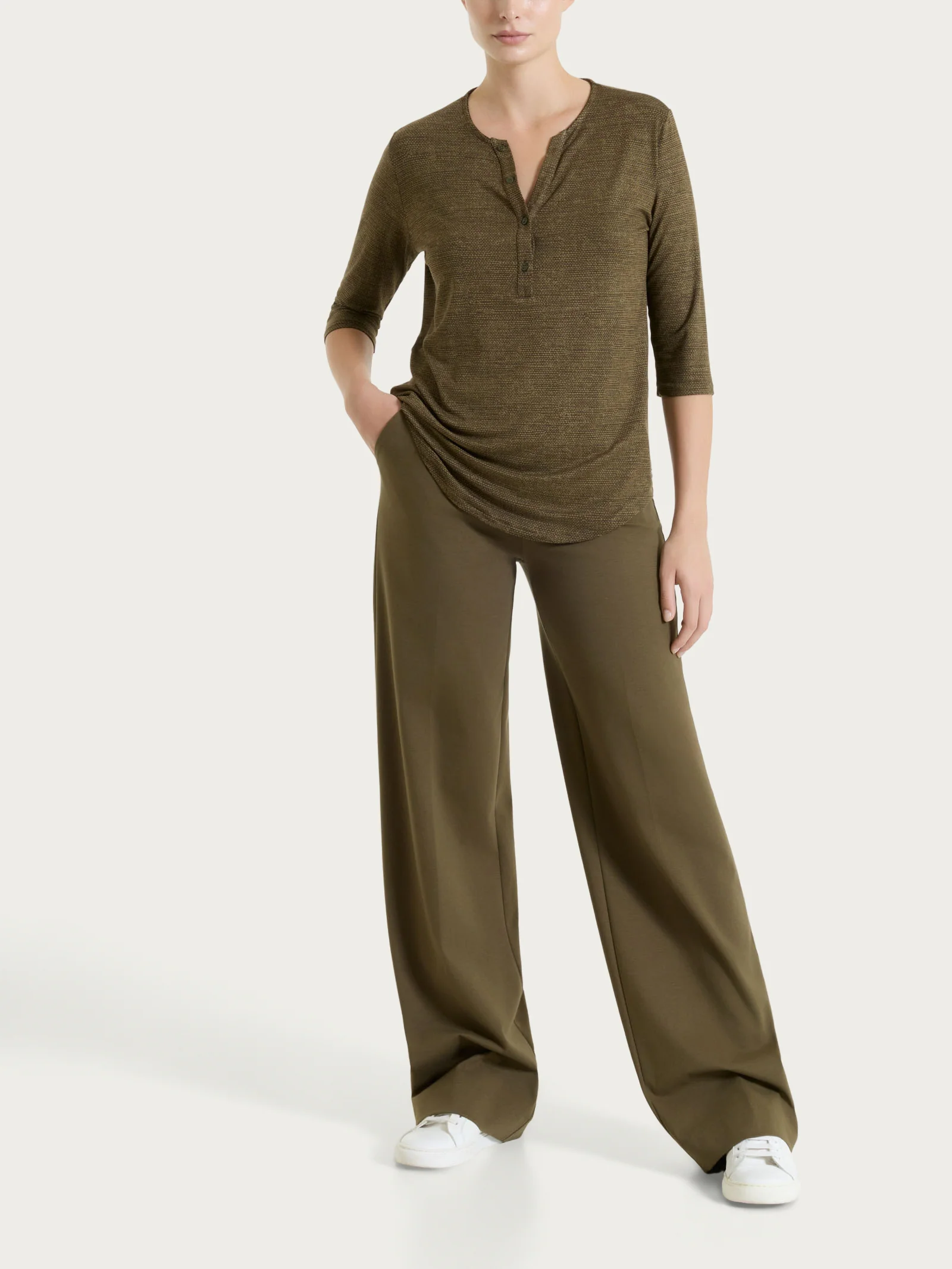 Maglietta con stampa e collo a serafino in jersey di viscosa crêpe - Fant. Military Olive - Image 5