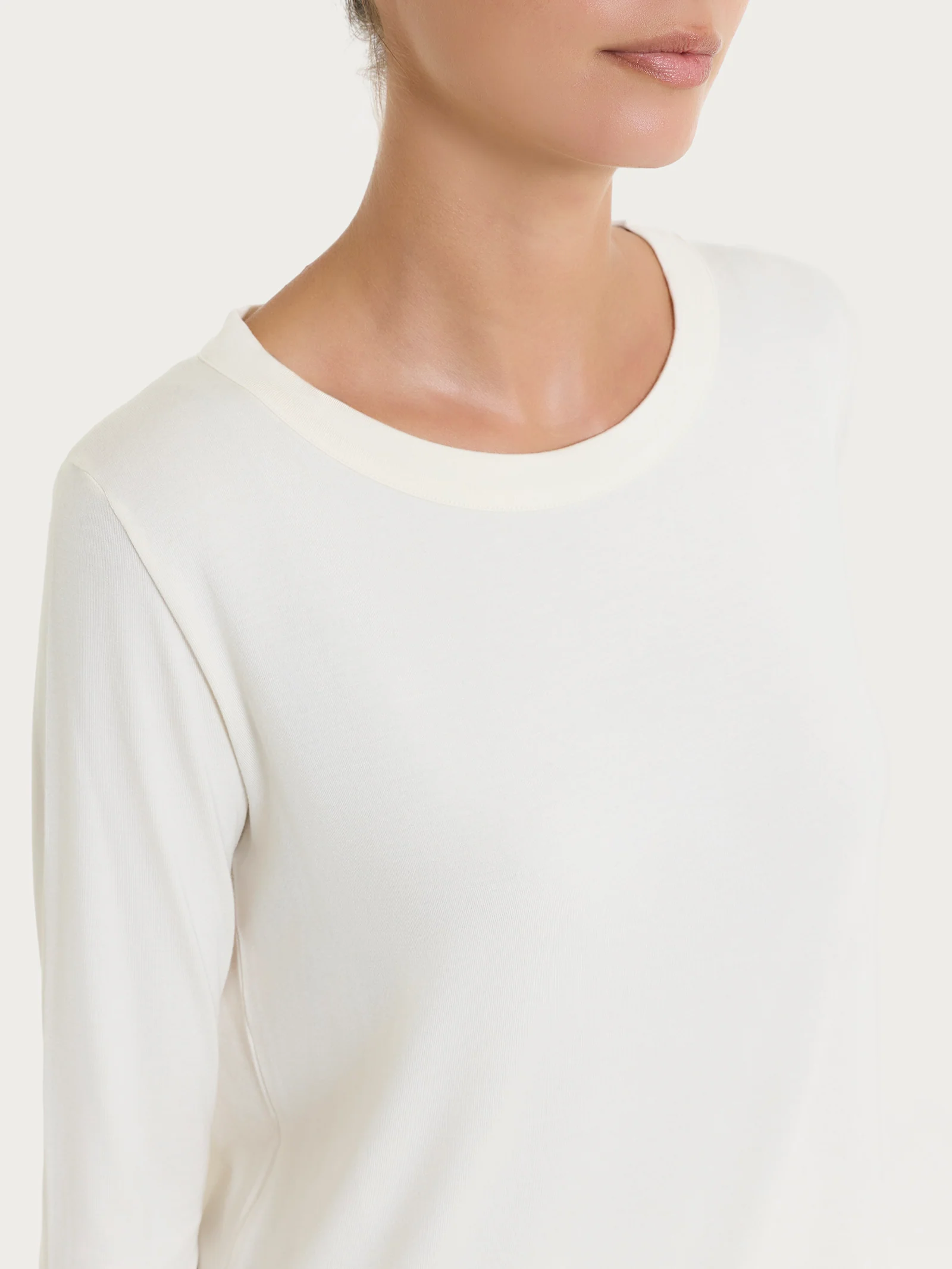 Maglietta girocollo con manica lunga in Eco Viscosa - Avorio - Image 3